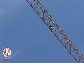 男子為討薪爬上40米高塔吊 結(jié)果脫水中暑下不來(lái)