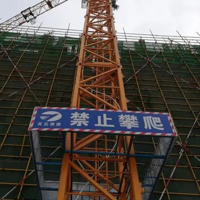 建筑內塔吊防攀爬網 施工塔吊防攀爬平臺 宇鑫 塔吊防攀爬網
